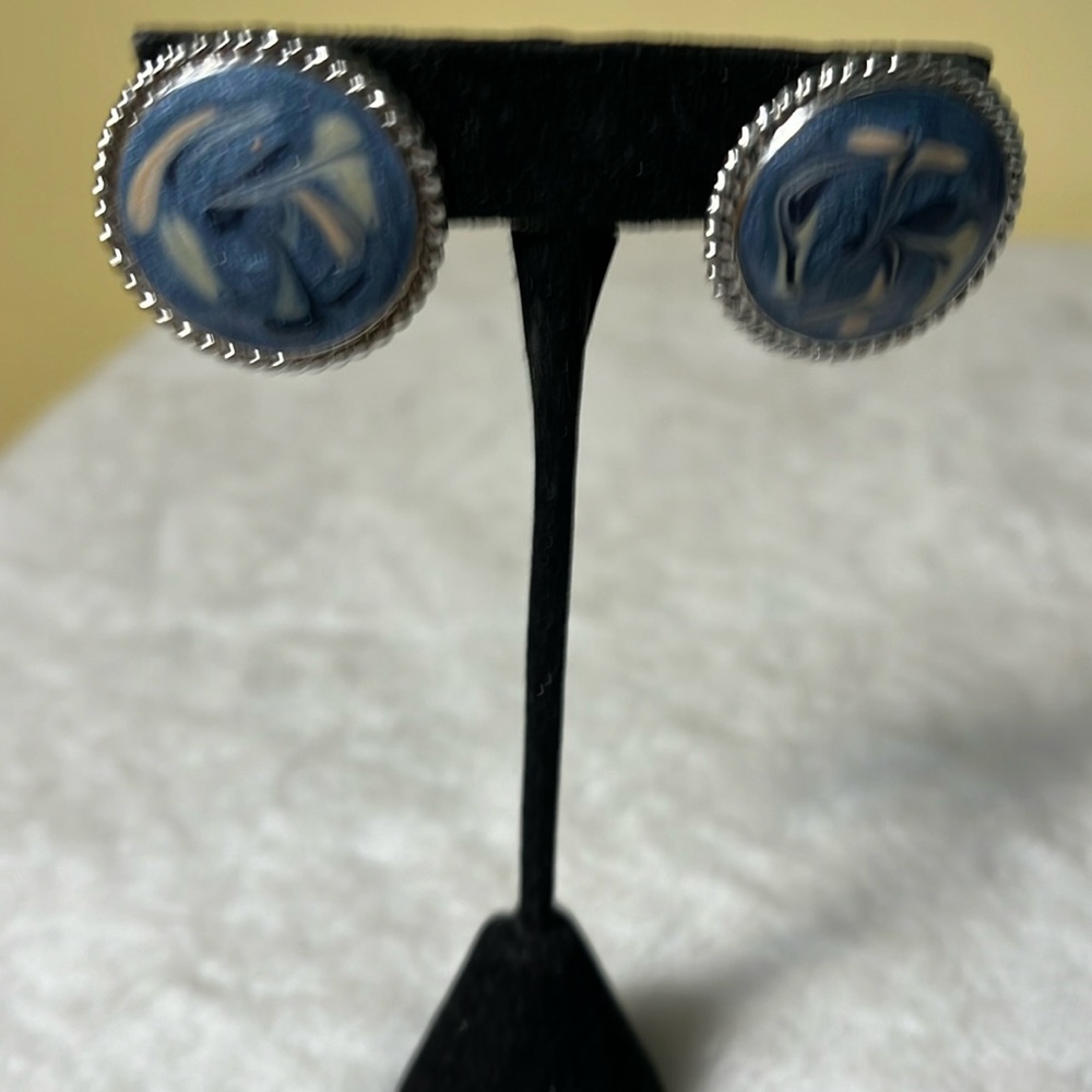 Earrings pierced ears, blue swirl or blue and white bird, silver tone, 1 inch